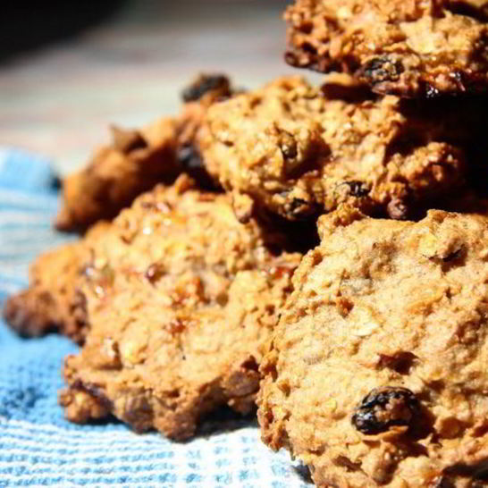 Рецепт сытна, вкусна, полезна-овсяных лепешки с изюмом, яблоком, бананом и орешками