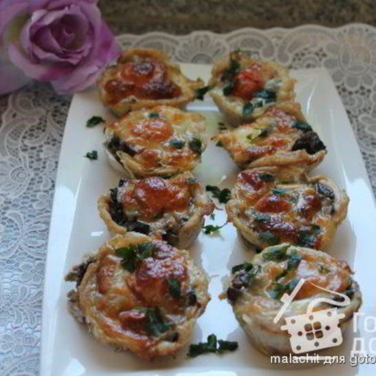Рецепт мясных маффинов из куриного филе, грибов и сыра моцарелла