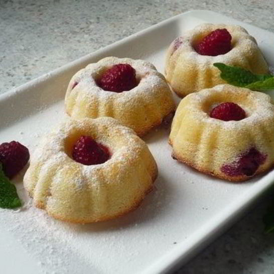 Рецепт нежных манных маффинов с малиной