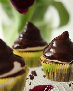 Шоколадные маффины с зефирным кремом