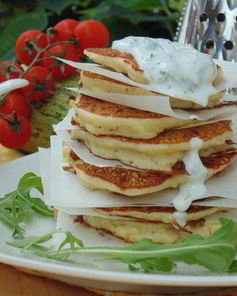 Кабачковые оладьи с козьим сыром и йогуртовым соусом