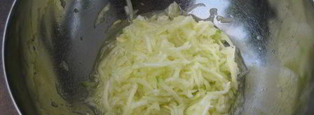 кабачковые оладьи с козьим сыром и йогуртовым соусом. Шаг 2