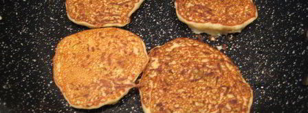 кабачковые оладьи с козьим сыром и йогуртовым соусом. Шаг 4