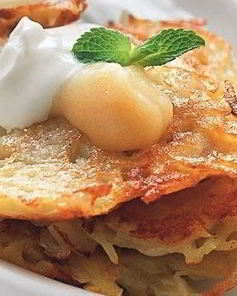 Картофельные оладьи латкес с яблочным соусом