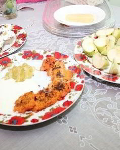 Морковные оладьи со сметанным соусом и виноградом