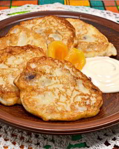 Нежные творожные оладьи с мюсли и курагой