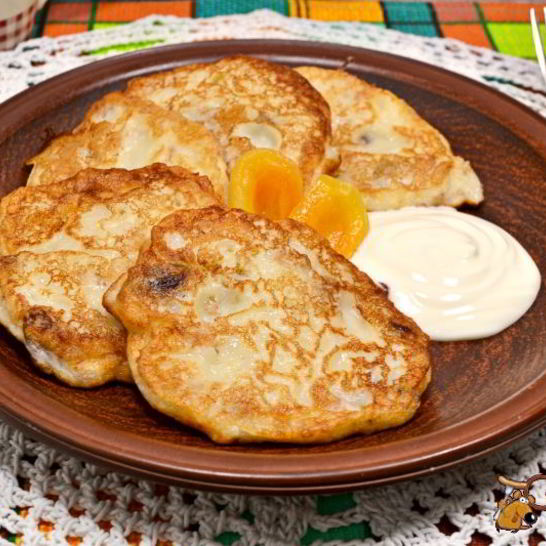 Рецепт нежных творожных оладий с мюсли и курагой