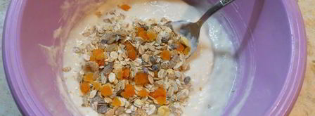 нежные творожные оладьи с мюсли и курагой. Шаг 2