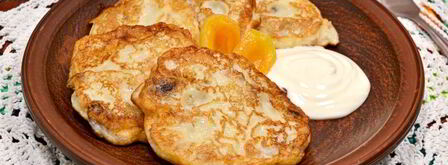 нежные творожные оладьи с мюсли и курагой. Шаг 6