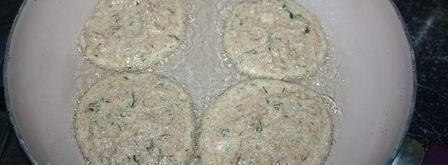 оладьи из отрубей с зеленью и творожной икрой. Шаг 9