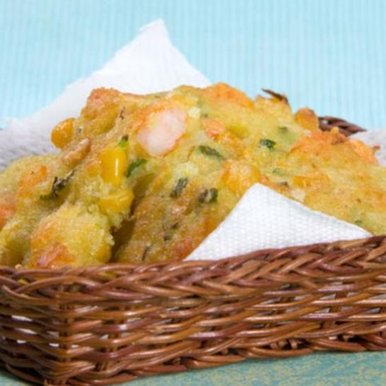 Рецепт оладий с креветками и луком