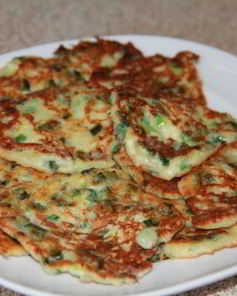 Оладьи с зеленым луком и сыром на сметане