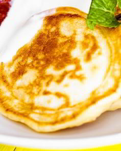 Пышные оладьи на кефире и дрожжах