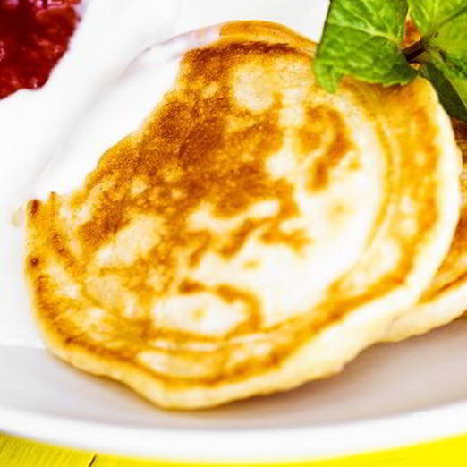 Пышные оладьи на кефире и дрожжах