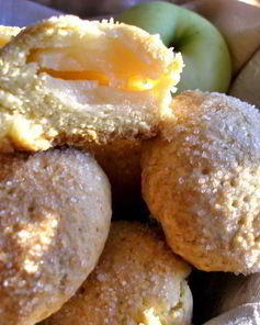 Песочное печенье с половинками яблок