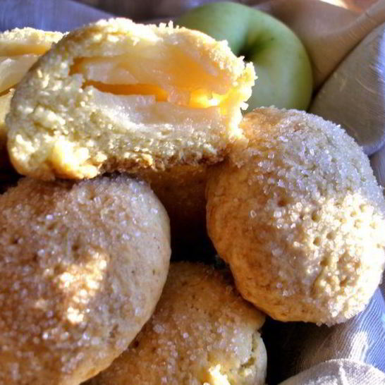 Рецепт песочного печенья с половинками яблок