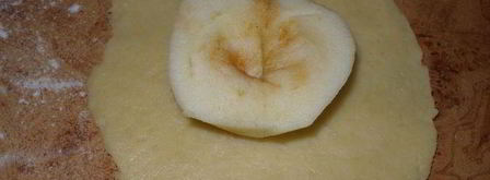 песочное печенье с половинками яблок. Шаг 5