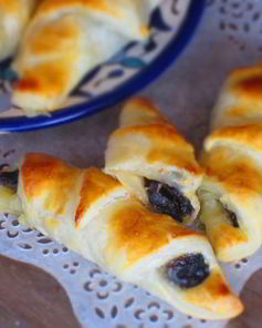 Рогалики с черносливом и сыром бри