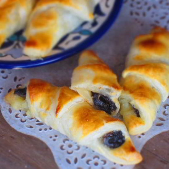 Рецепт рогаликов с черносливом и сыром бри