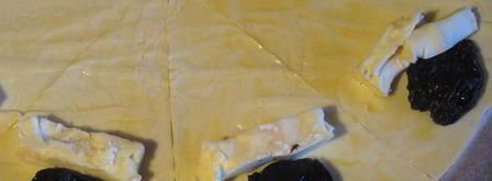 рогалики с черносливом и сыром бри. Шаг 2