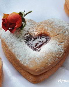 Розовое двухслойное печенье с клубничным джемом