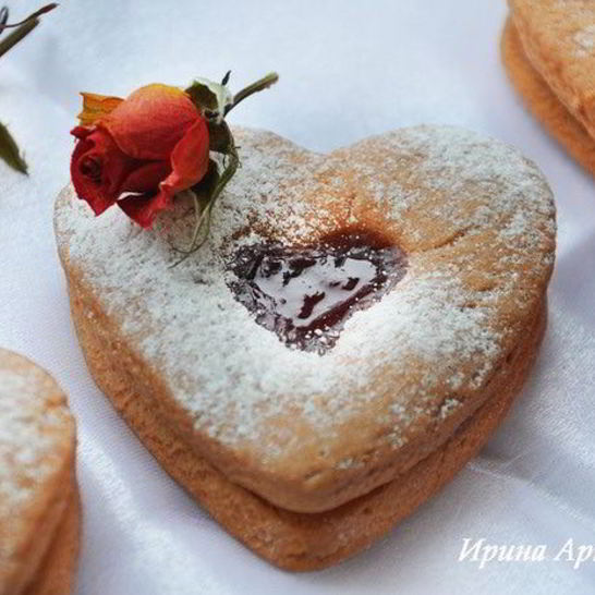 Рецепт розового двухслойного печенья с клубничным джемом