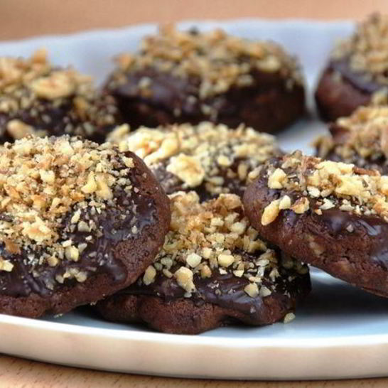 Рецепт шоколадного печенья с грецкими орехами и корицей