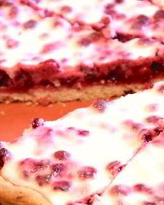 Открытый пирог с брусникой