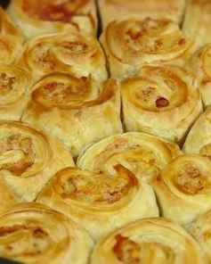 Пирог разборный из рулетиков с фаршем и сырным соусом