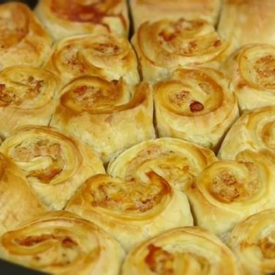 Рецепт пирога разборного из рулетиков с фаршем и сырным соусом