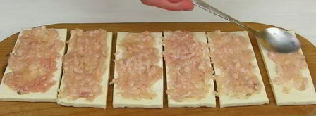 пирог разборный из рулетиков с фаршем и сырным соусом. Шаг 2