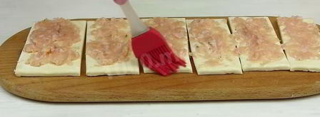 пирог разборный из рулетиков с фаршем и сырным соусом. Шаг 3