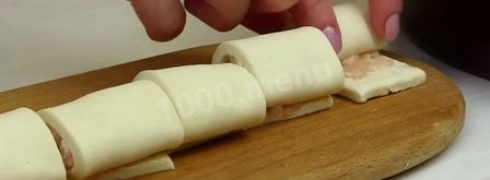 пирог разборный из рулетиков с фаршем и сырным соусом. Шаг 4