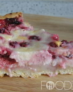 Пирог с брусникой и сметаной