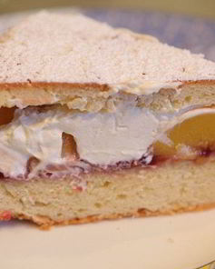 Пирог с персиками и взбитыми сливками