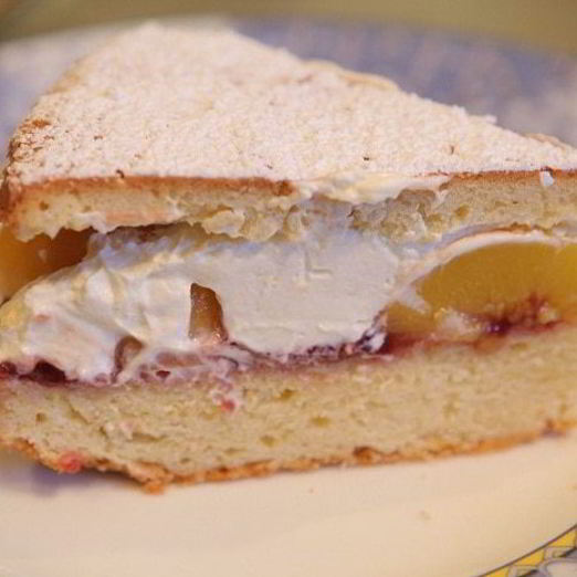 Пирог с персиками и взбитыми сливками