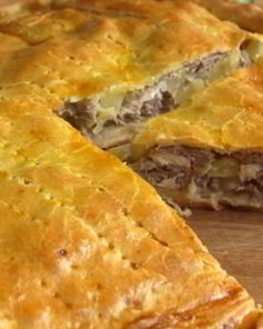 Простой мясной пирог с картошкой