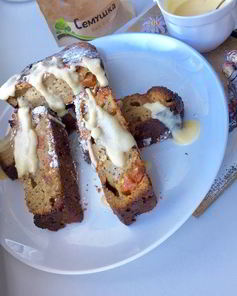 Пряный медовый пирог с персиками