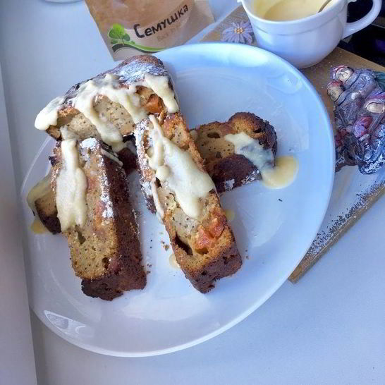 Рецепт пряного медового пирога с персиками