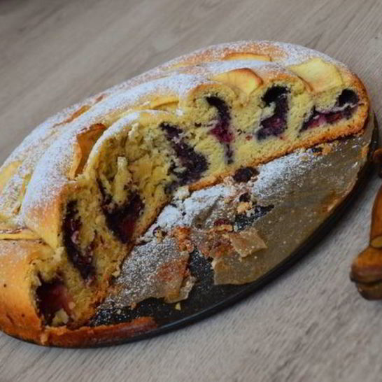 Рецепт сдобного пирога с вишнями и маком