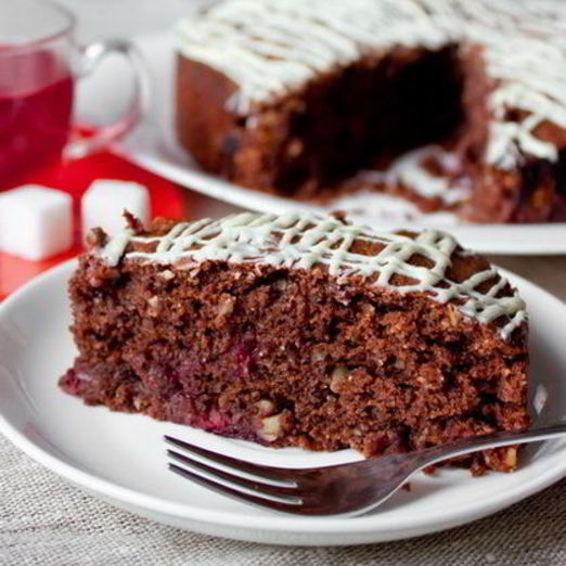 Шоколадный пирог с вишней