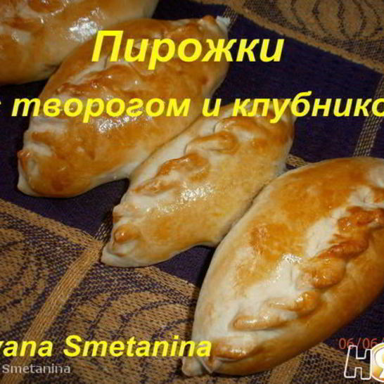 Рецепт дрожжевых пирожков с творогом и клубникой