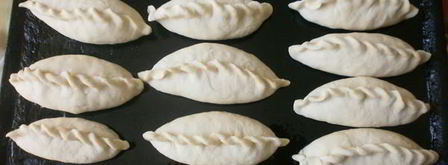 дрожжевые пирожки с творогом и клубникой. Шаг 11