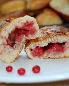 Дрожжевые пирожки с ягодами в духовке