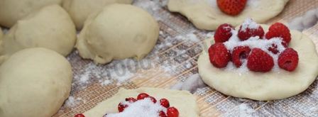 дрожжевые пирожки с ягодами в духовке. Шаг 19