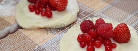 дрожжевые пирожки с ягодами в духовке. Шаг 20