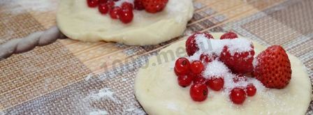 дрожжевые пирожки с ягодами в духовке. Шаг 21