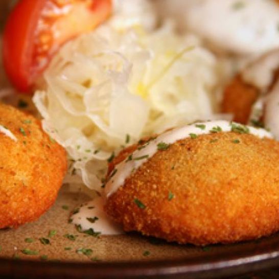 Рецепт картофельных пирожков под соусом с начинкой и овощами