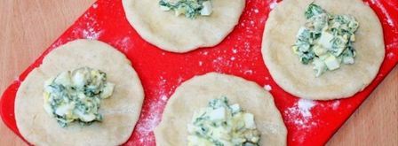 пирожки-булочки на кефире с оливками и зеленью. Шаг 7