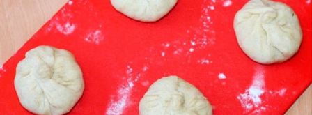 пирожки-булочки на кефире с оливками и зеленью. Шаг 8